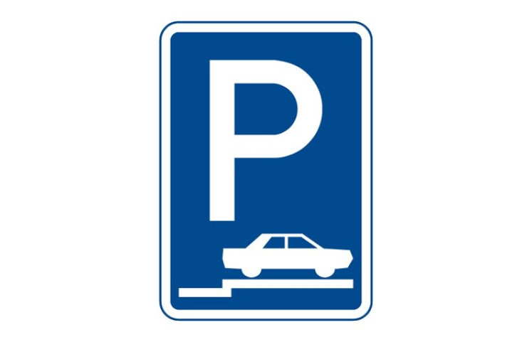 Dopravní značka IP11d - Parkoviště (stání na chodníku kolmé nebo šikmé)