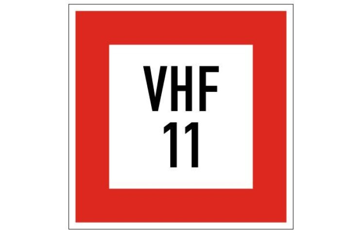 Plavební znak B11b - Příkaz uvést do provozu radiofonní stanici na vyznačeném kanálu