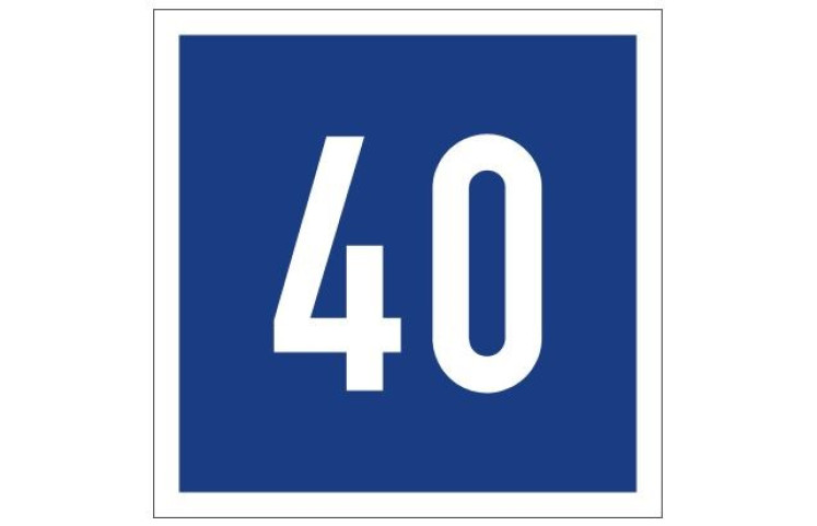 Plavební znak E5.1 - Stání povoleno v šířce uvedené na znaku v metrech