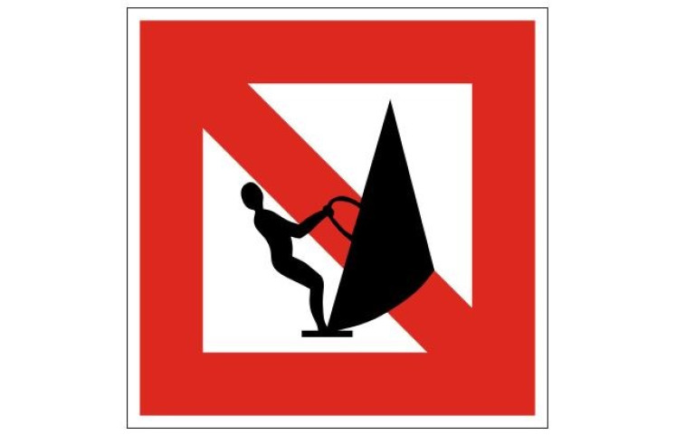 Plavební znak A17 - Zákaz plavby plováků s plachtou (windsurfů) Plavební znak A17 - Zákaz plavby plováků s plachtou (windsurfů)