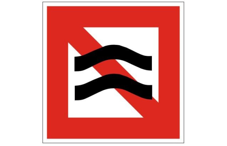 Plavební znak A9 - Zákaz vytvářet vlnobití nebo sání