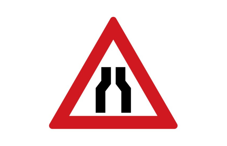 Dopravní značka A6a - Zúžená vozovka (z obou stran) Dopravní značka A6a - Zúžená vozovka (z obou stran)