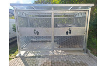 Uzamykatelný přístřešek DUO pro dva kontejnery 1100l